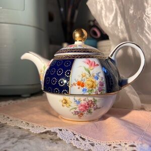 Vintage Lillian Vernon Teapot with Gold Accents tea-for-one size